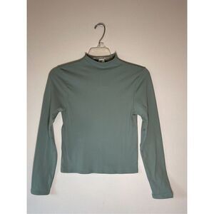 Fabletics women’s long sleeve cropped athletic top size Medium.  #5-1421